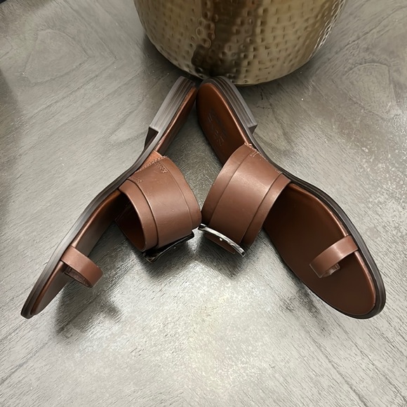 Naturalizer Finola Leather Buckle Detail Toe Loop Thong Sandals - Picture 7 of 11